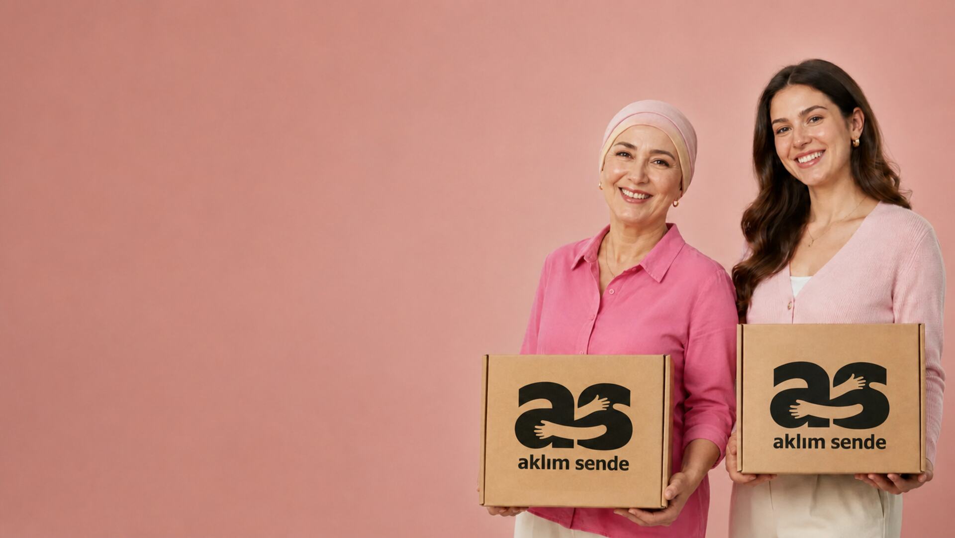 Elinde AklımSende kutusu tutan bir kadın