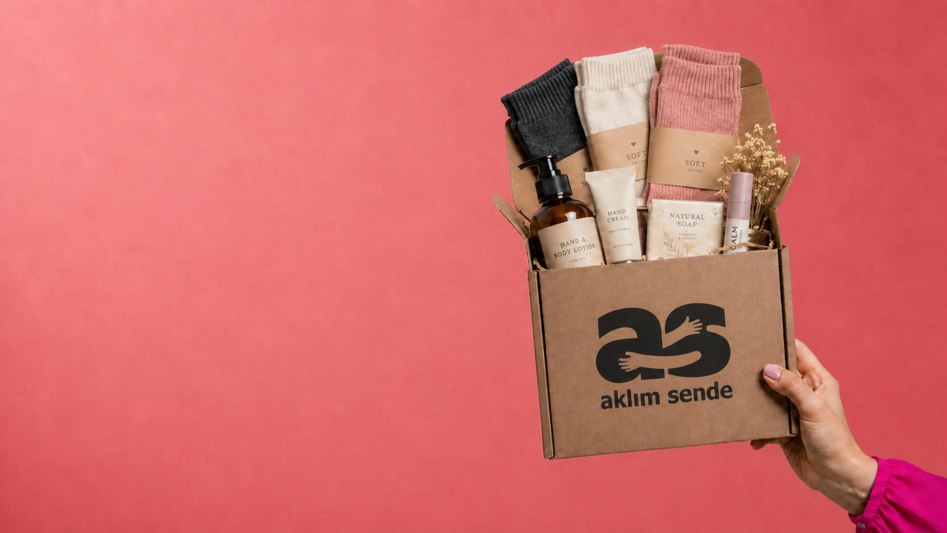 AklımSende kutularını tutan gülümseyen iki kadın